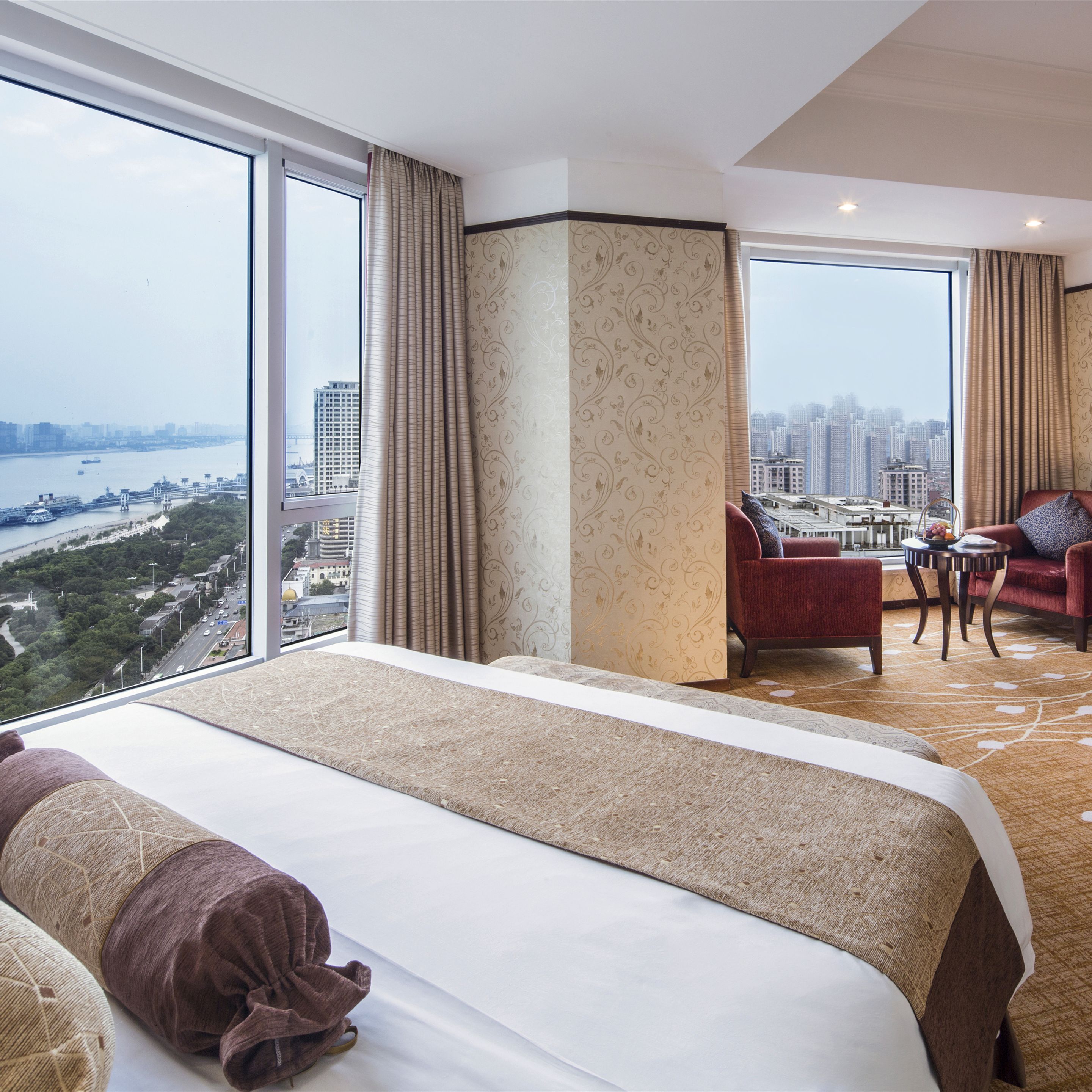 business room, 1 king bed, smoking, river view | minibar, desk, blackout curtains, soundproofing