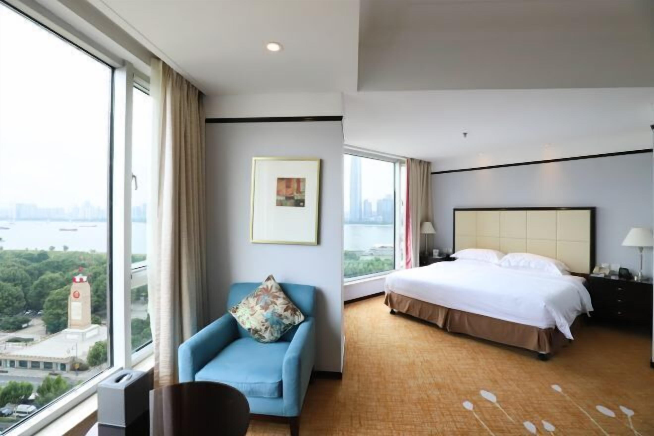 Minibar, desk, blackout drapes, soundproofing