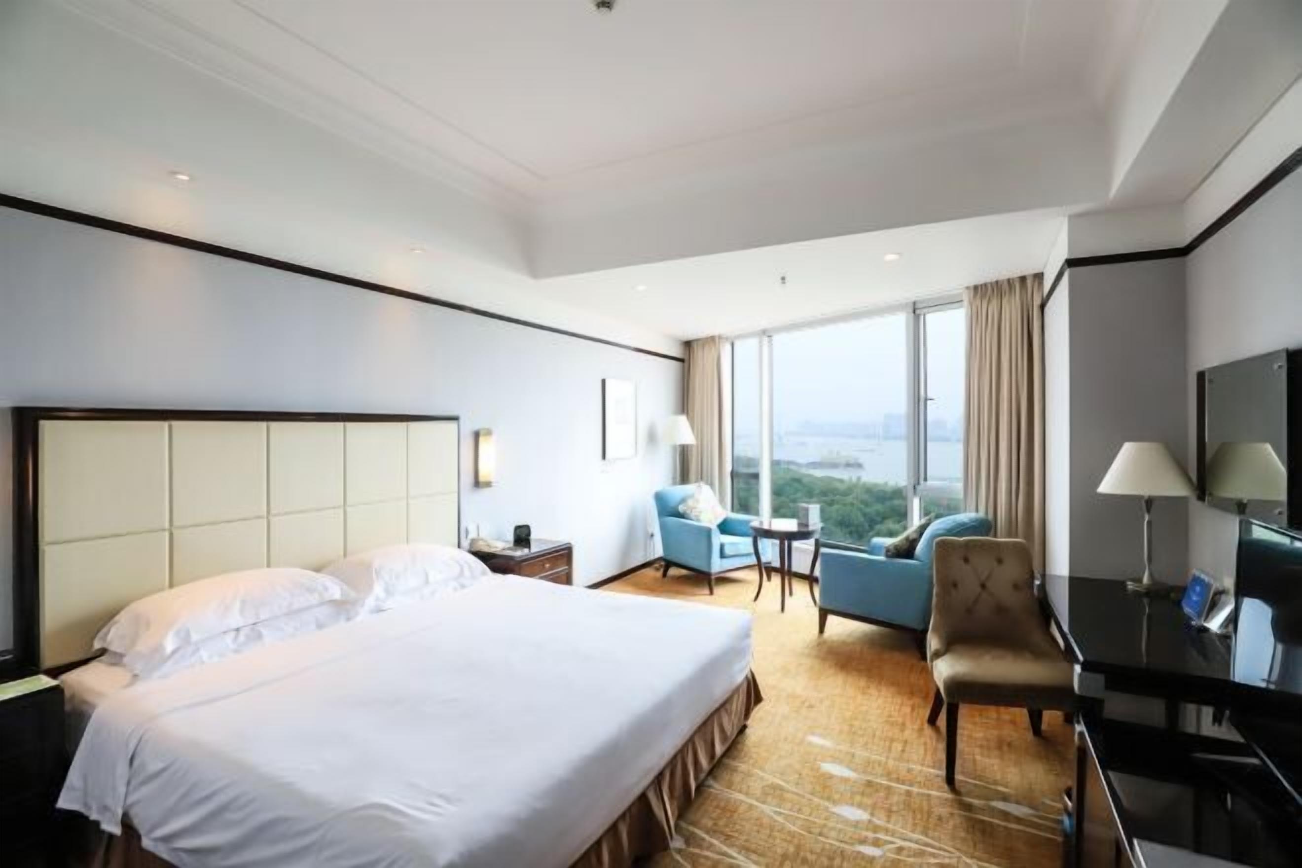 Minibar, desk, blackout drapes, soundproofing