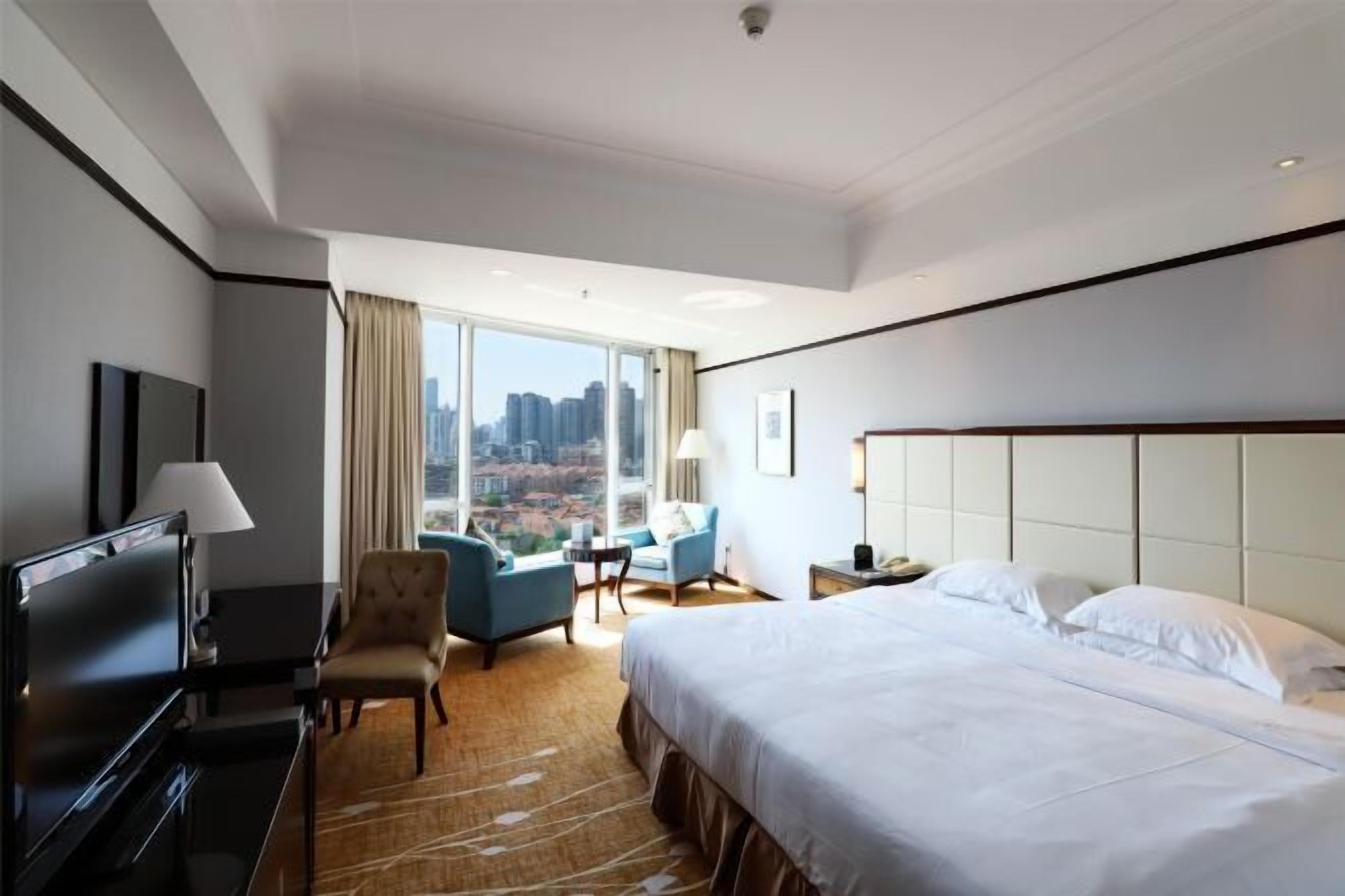 Minibar, desk, blackout drapes, soundproofing