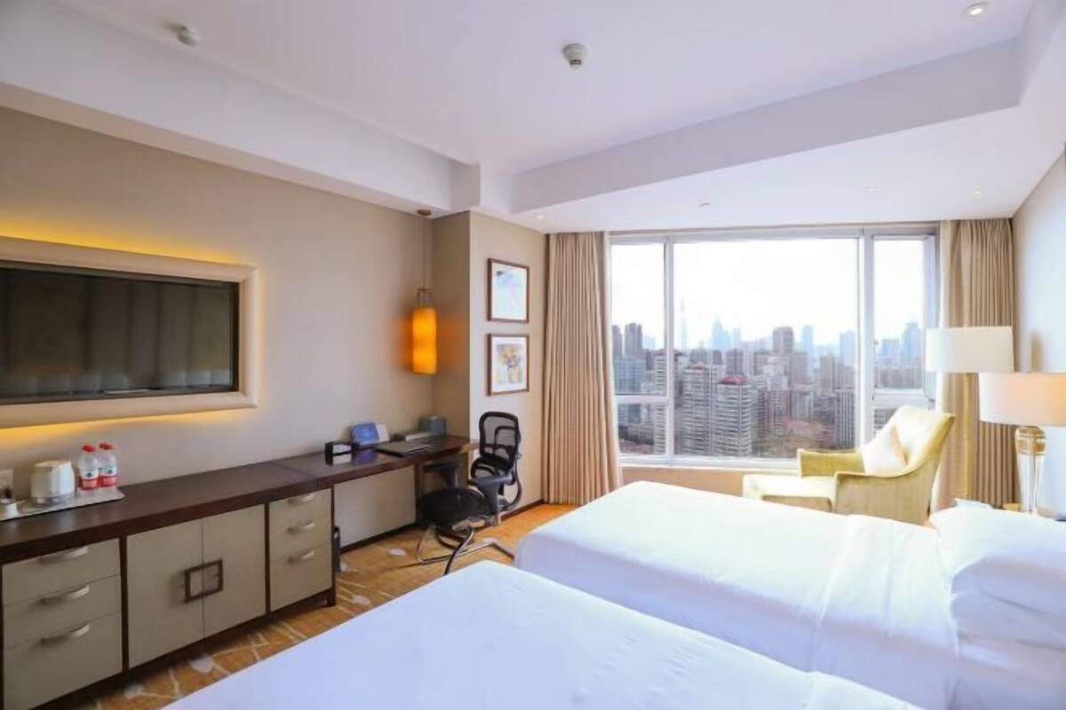 Minibar, escritorio, cortinas opacas y sistema de insonorización