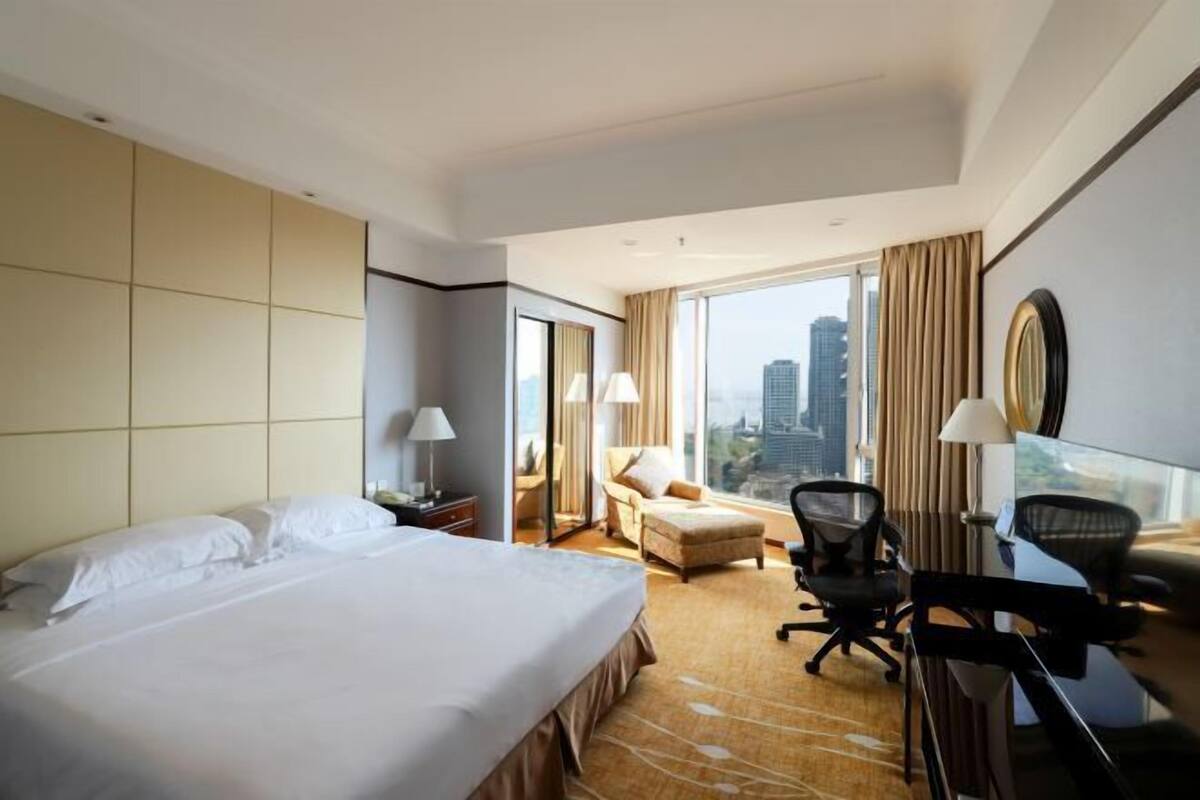 Minibar, escritorio, cortinas opacas y sistema de insonorización