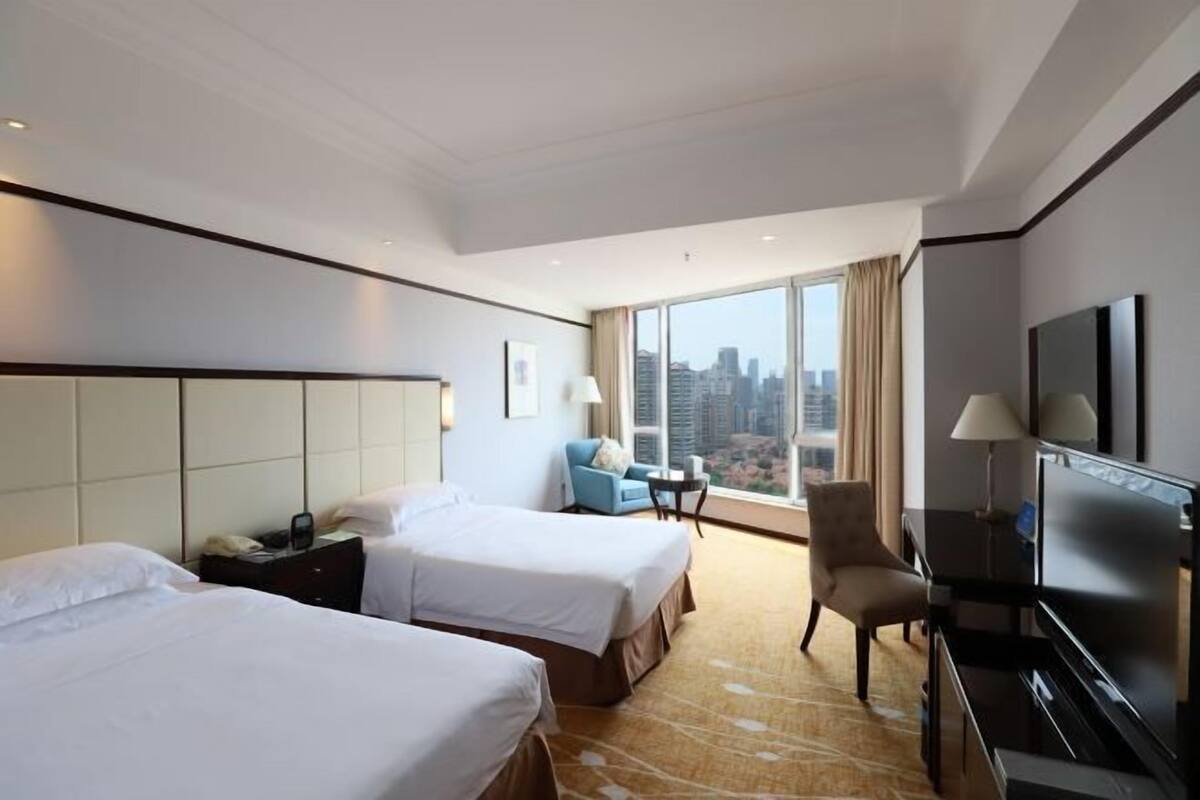 Minibar, escritorio, cortinas opacas y sistema de insonorización