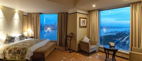 Minibar, escritorio, cortinas blackout y sistema de insonorización