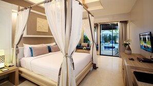 Habitación de hotel con cama con dosel, televisión, escritorio con un jarrón de flores y vista al área de la piscina.