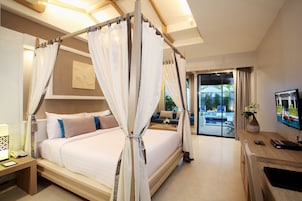 Room, Private Pool | Bar mini, peti besi dalam bilik, meja, Wi-fi percuma