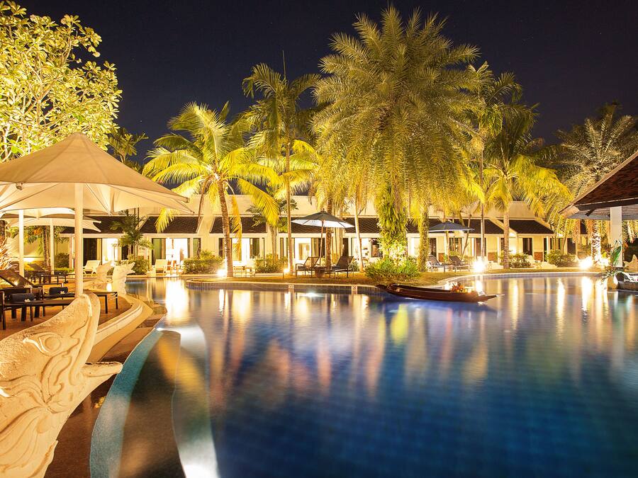 5 piscinas al aire libre, sombrillas, sillones reclinables de piscina