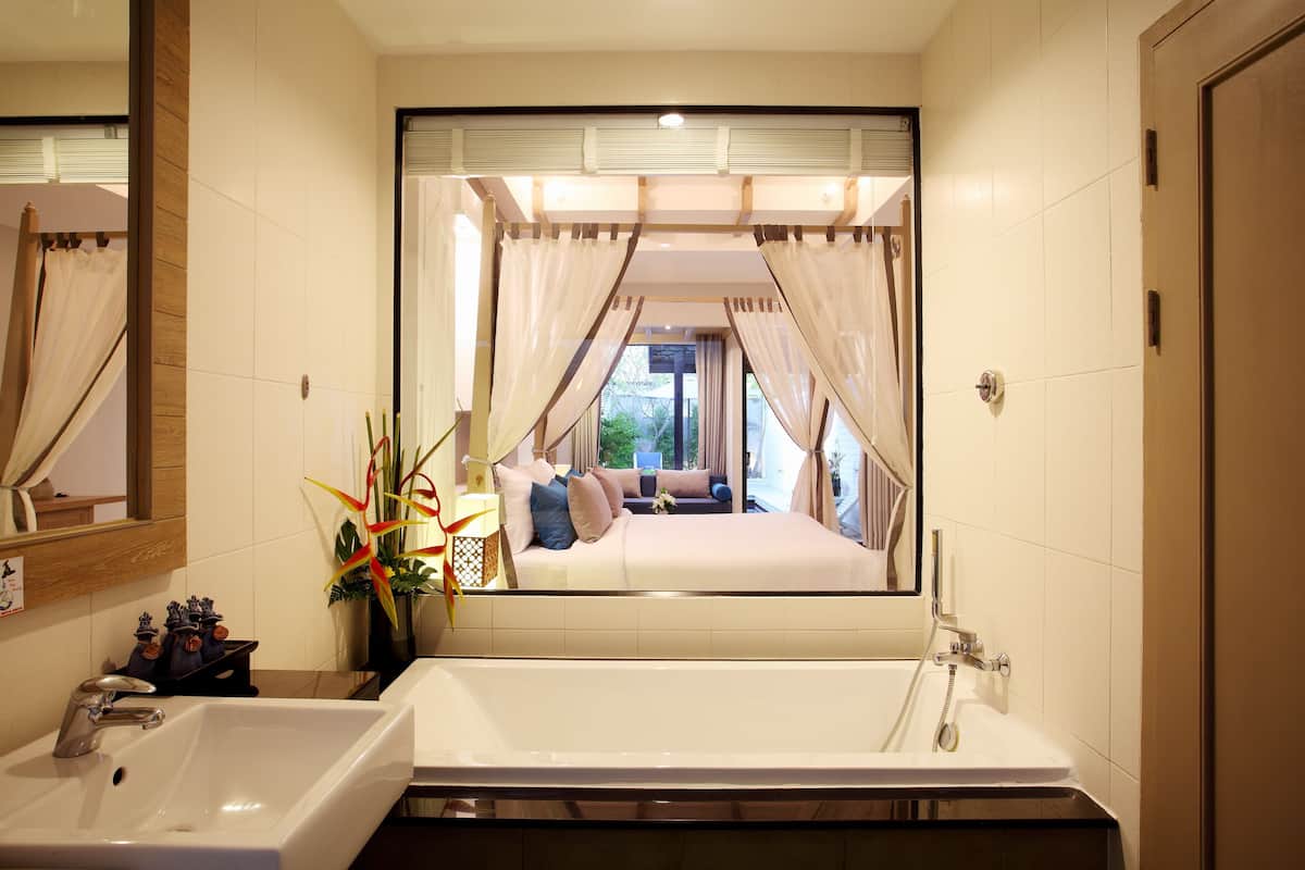 pool suites | bathroom | separate bathtub and shower, free toiletries, hair dryer, bathrobes