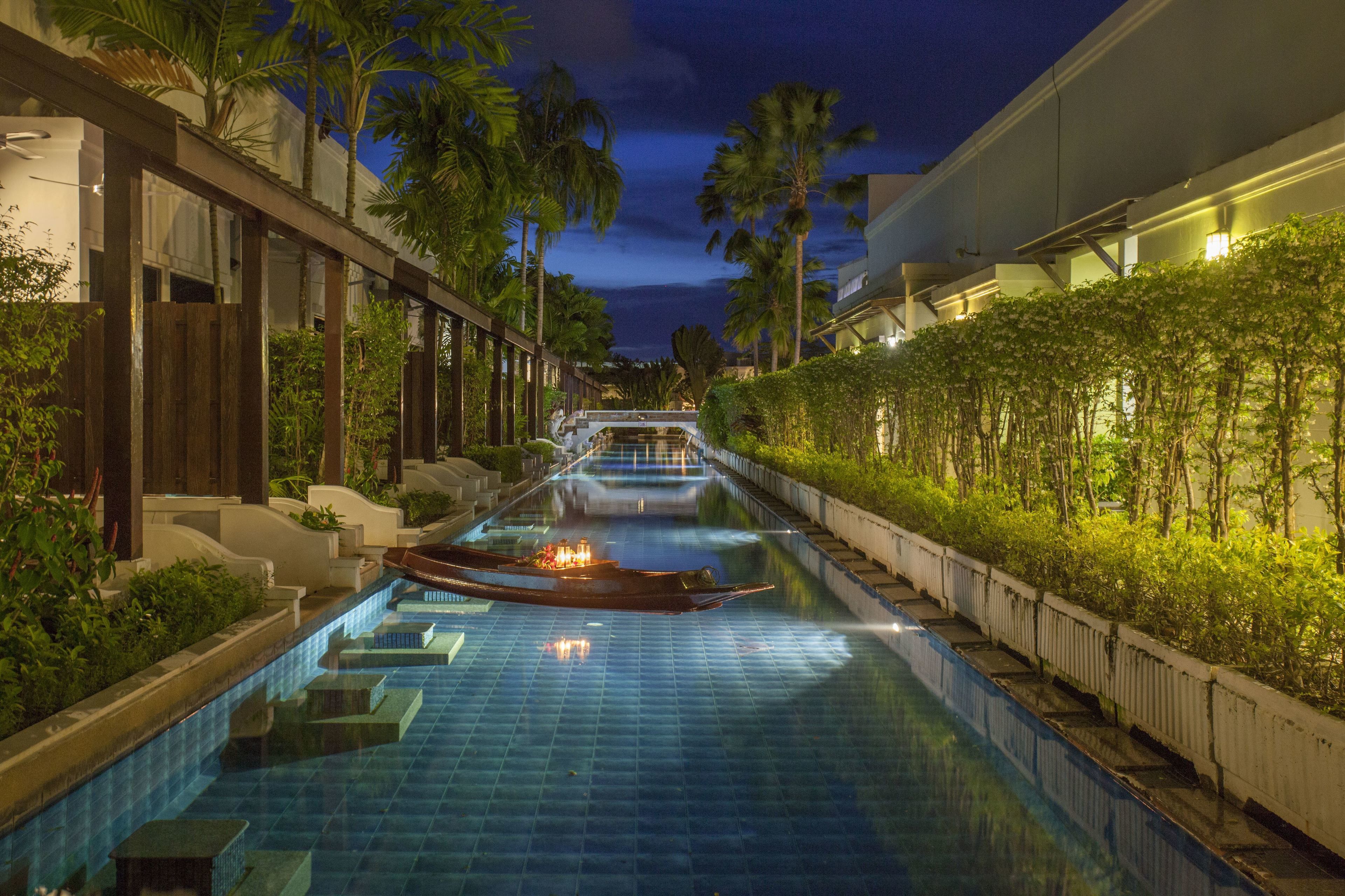 5 outdoor pools, pool umbrellas, sun loungers