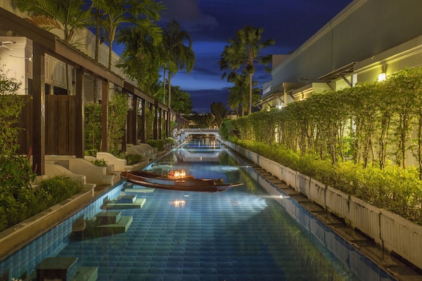 5 outdoor pools, pool umbrellas, pool loungers