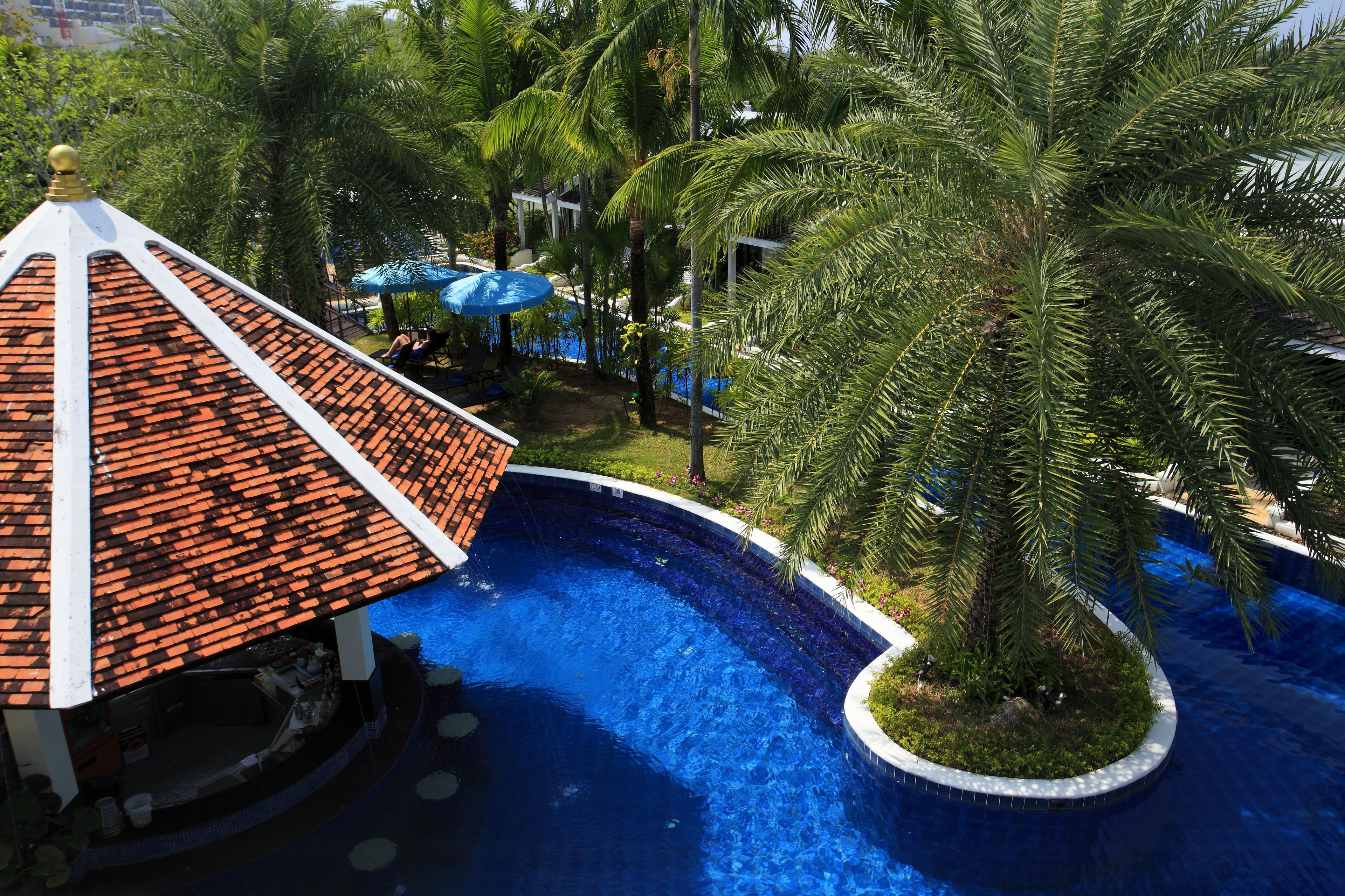 5 outdoor pools, pool umbrellas, pool loungers