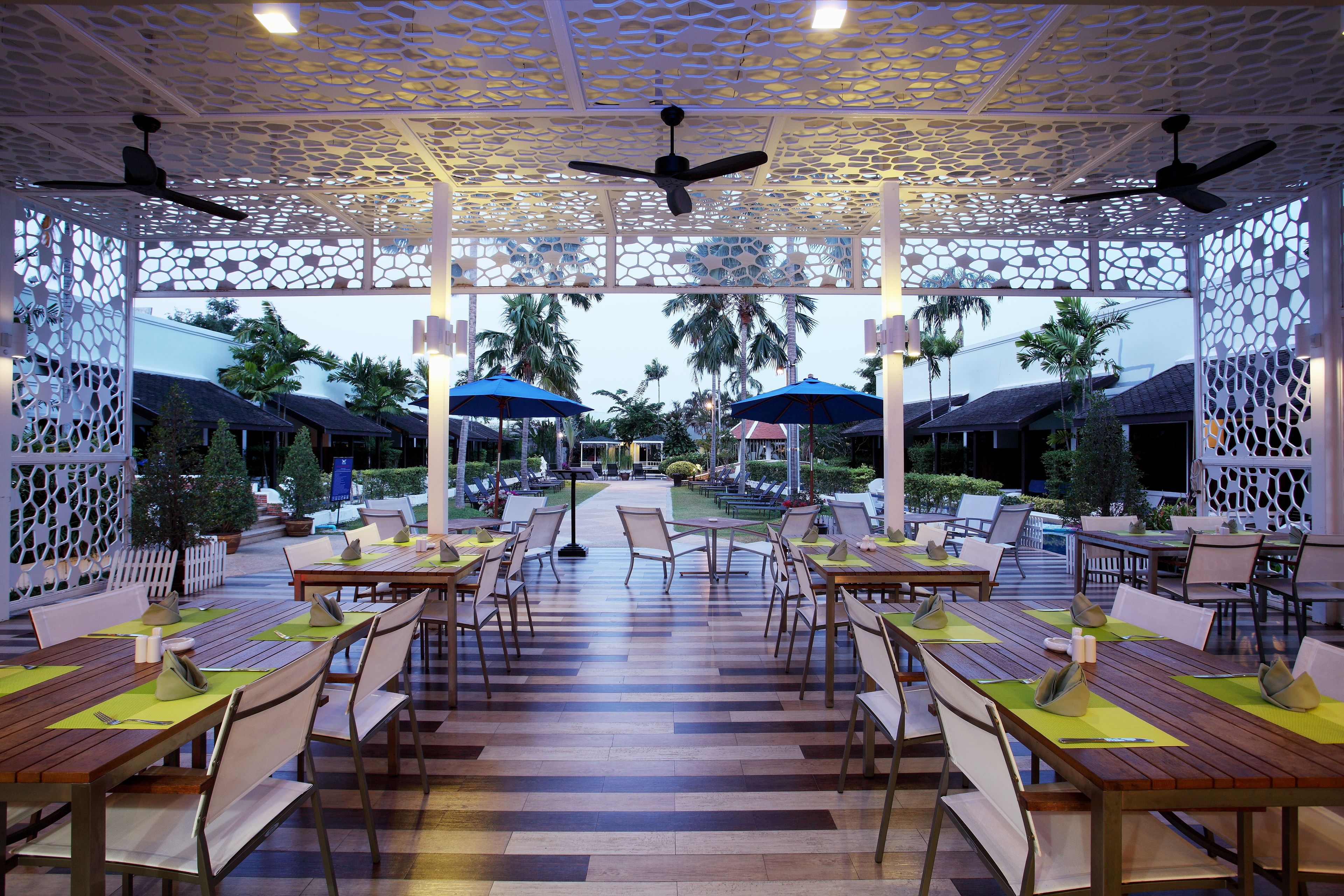 3 bars/lounges, 2 poolside bars, swim-up bar