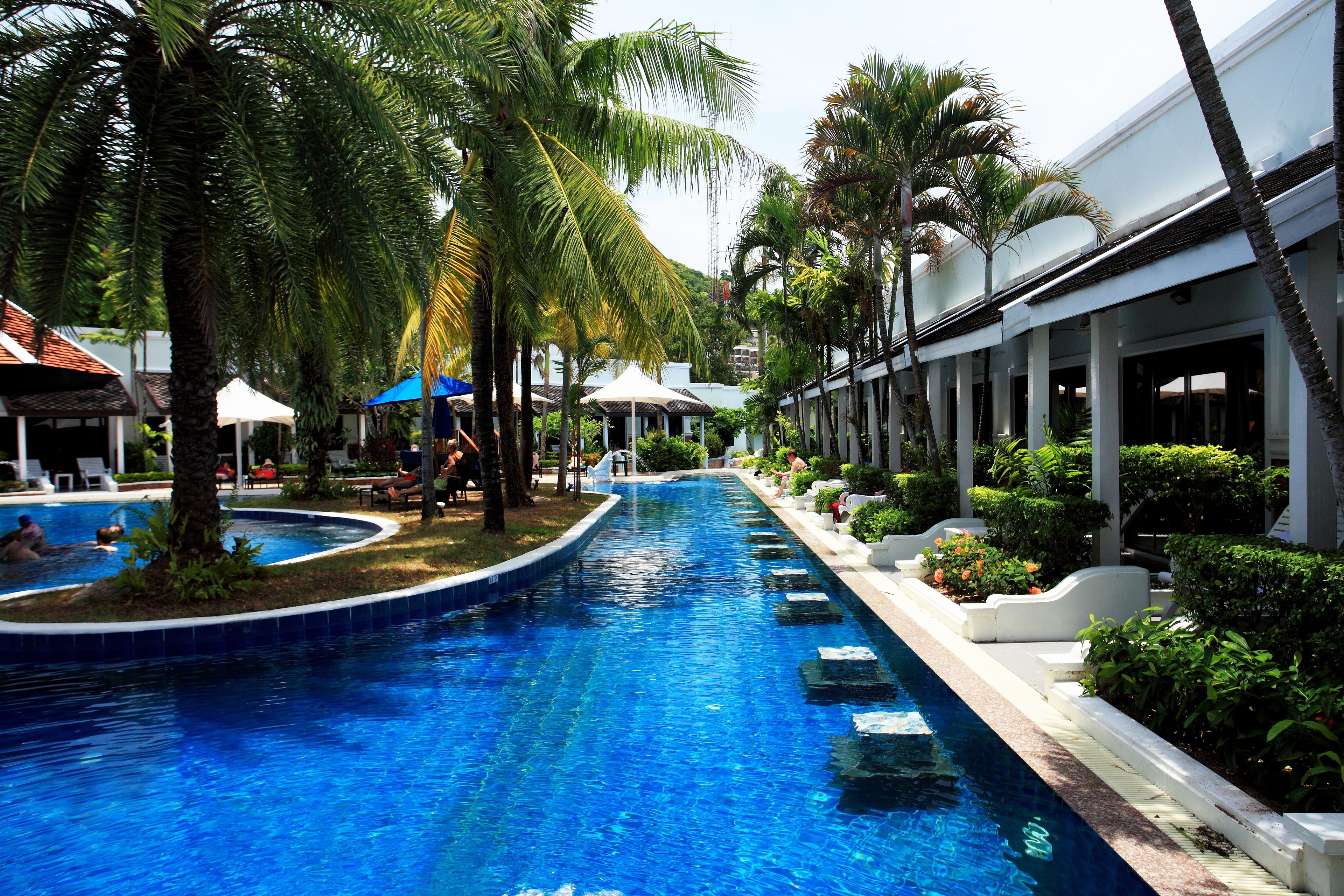 5 outdoor pools, pool umbrellas, pool loungers