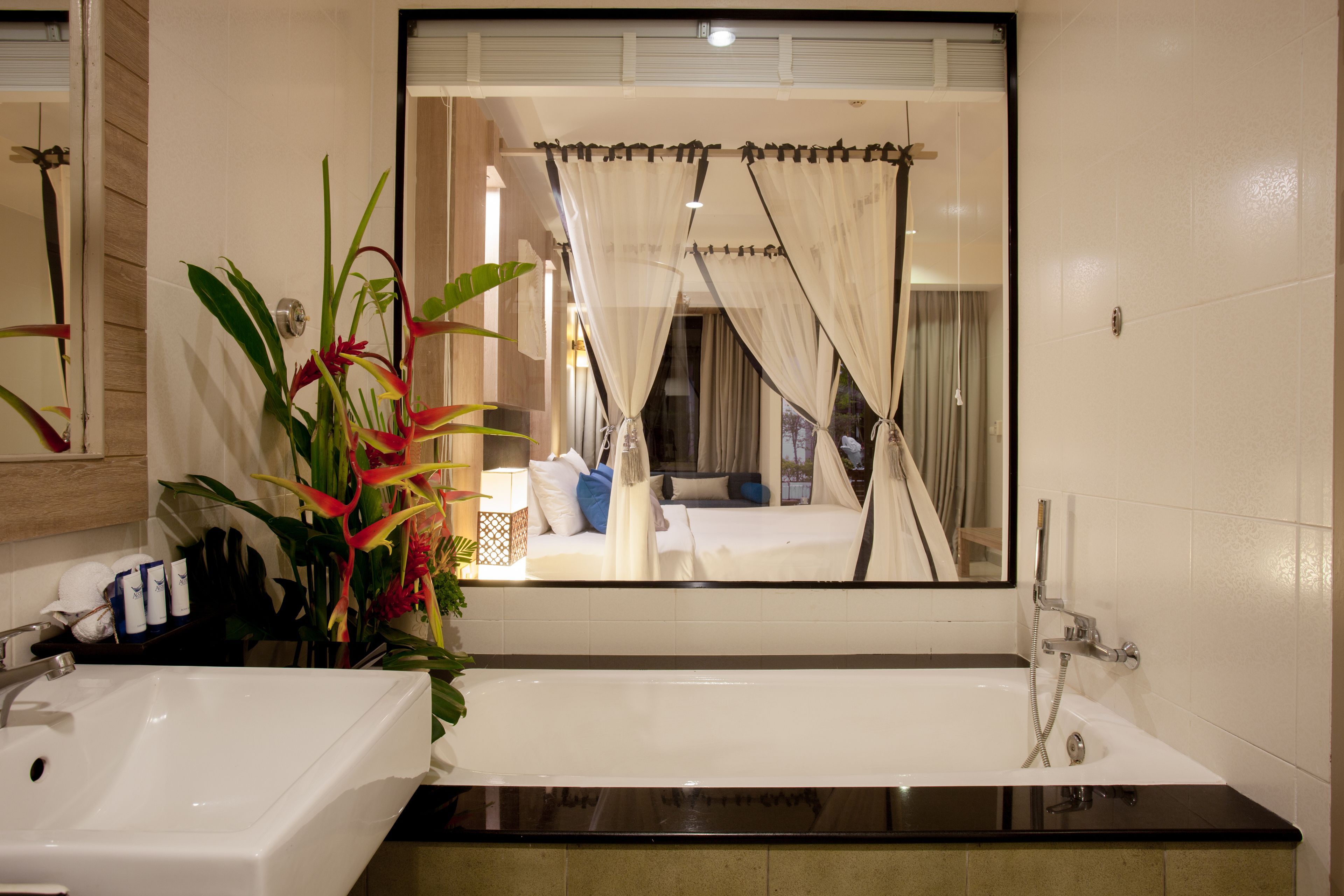 Habitación, alberca privada | Baño | Tina y regadera independientes y amenidades de baño gratuitas 