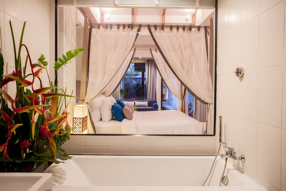 pool suites | deep-soaking bathtub