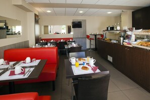 Daily continental breakfast (EUR 10 per person)