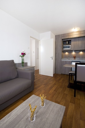 In-room safe, desk, soundproofing, iron/ironing board - Séjours & Affaires Reims Clairmarais (Reims)