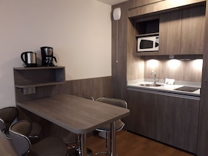 Microondas, placa de cocina, hervidor eléctrico y trona infantil