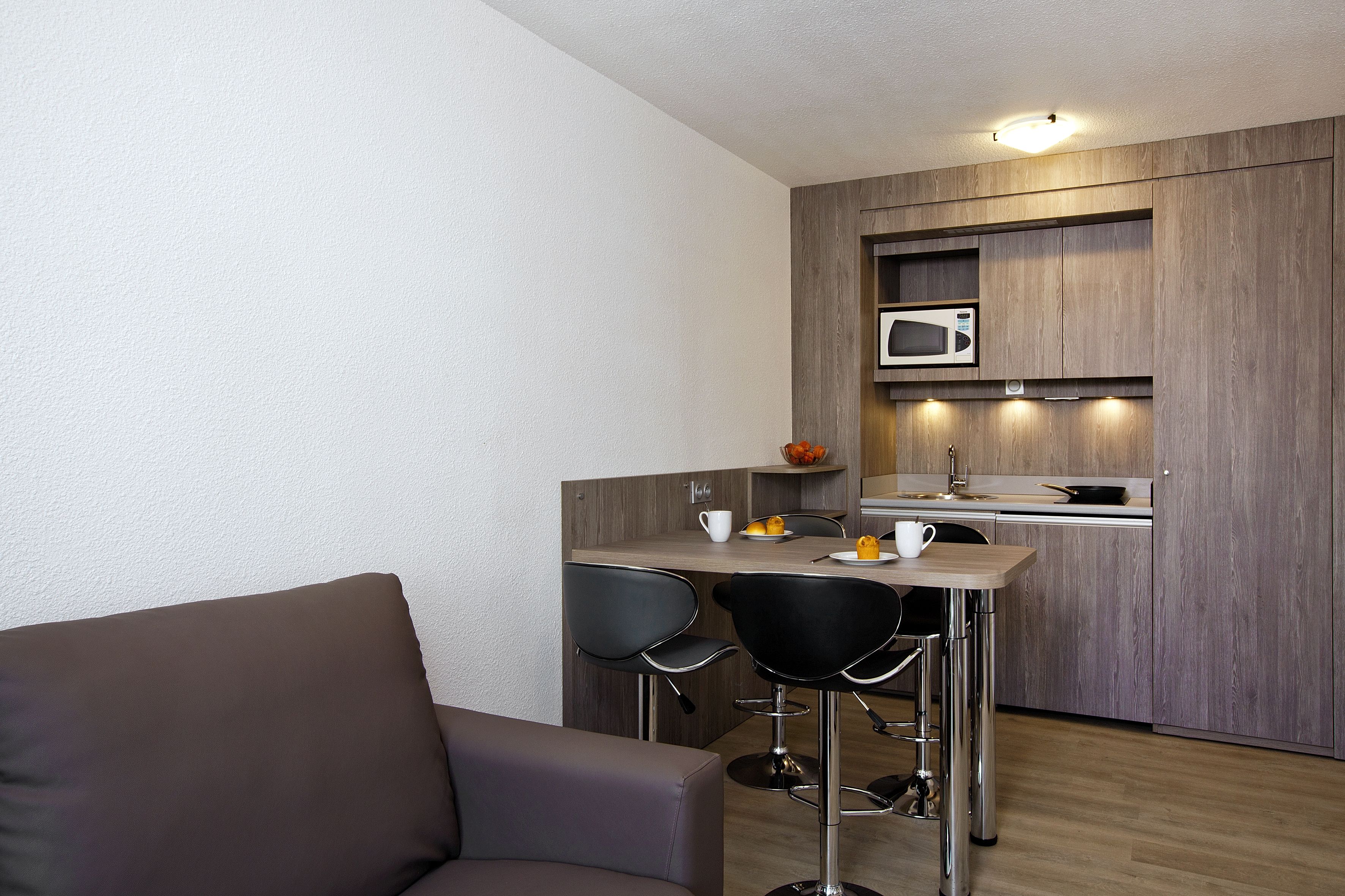 Micro-ondes, plaque de cuisson, bouilloire électrique, chaise haute