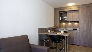 Micro-ondes, plaque de cuisson, bouilloire électrique, chaise haute