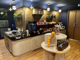 Desayuno continental diario (EUR 17 por persona)