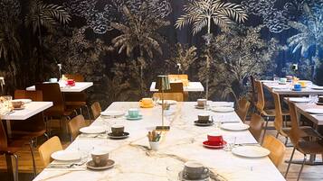 Petit déjeuner continental (17 EUR par personne)