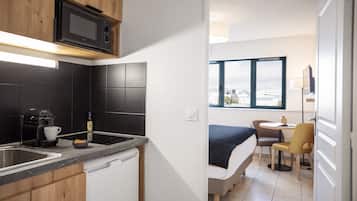 Apartemen Premium, 1 kamar tidur (4 personnes / 4 people) | Dapur kecil pribadi | Lemari es, microwave, kompor, dan mesin pembuat kopi/teh