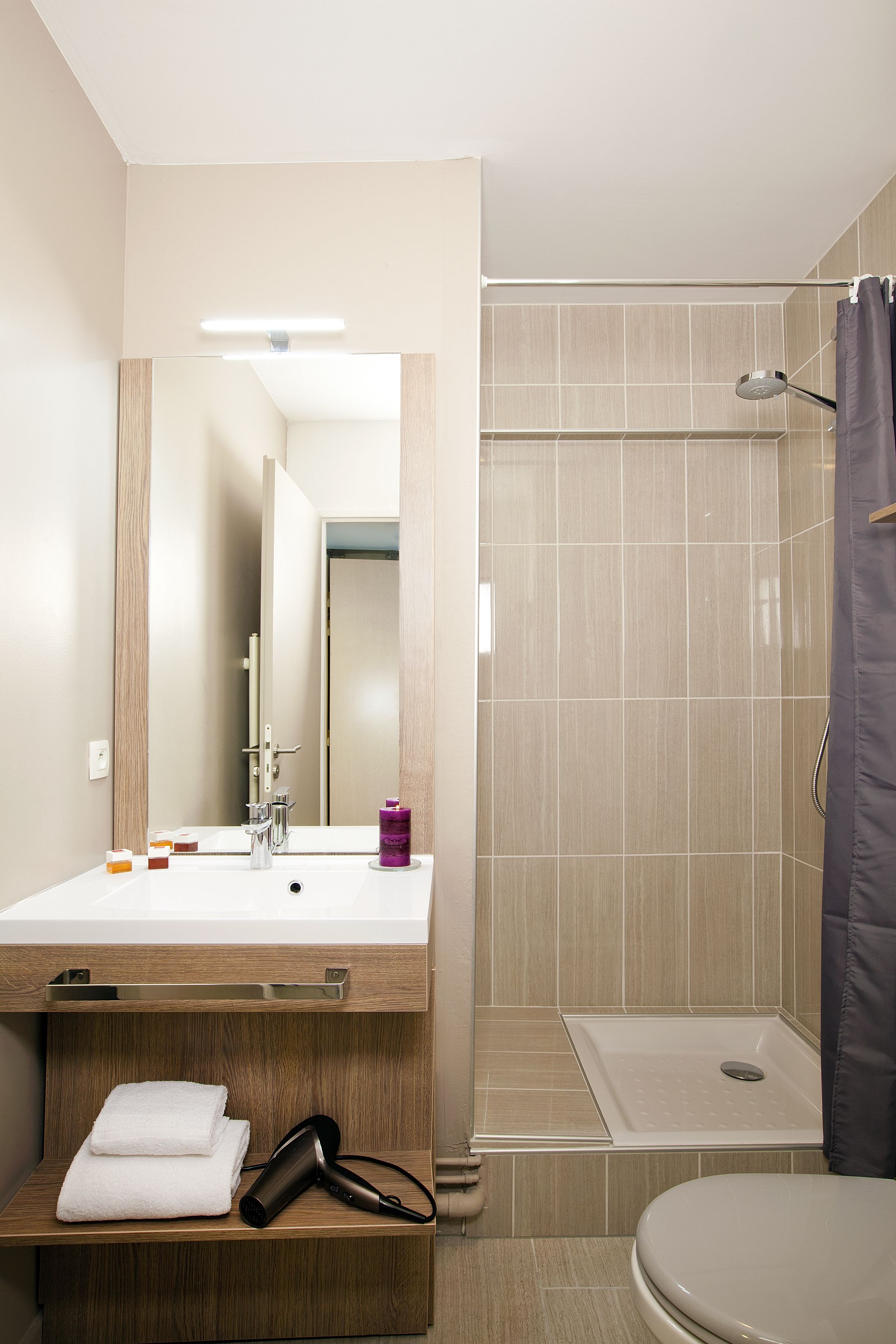 Combined shower/bathtub, free toiletries, hair dryer, towels