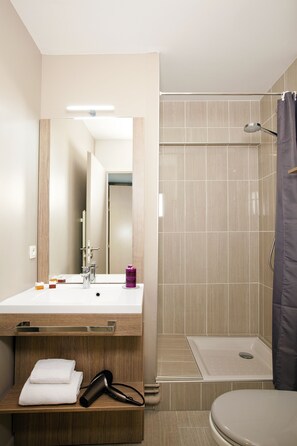 Combined shower/tub, free toiletries, hair dryer, towels