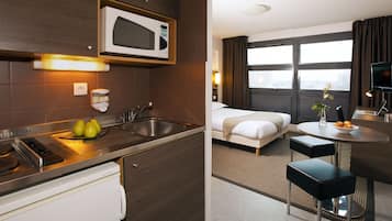 2 habitaciones, escritorio y tabla de planchar con plancha