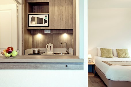 1 habitación, caja de seguridad en la habitación y escritorio
