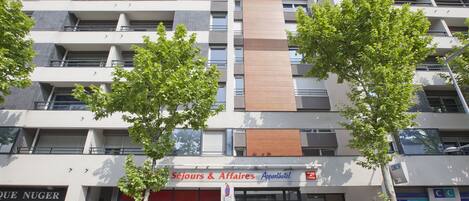 Un edificio de varios pisos con una fachada que dice "Séjours & Affaires".