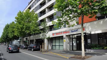 Un immeuble à plusieurs étages dont la devanture indique : « Séjours & Affaires ».