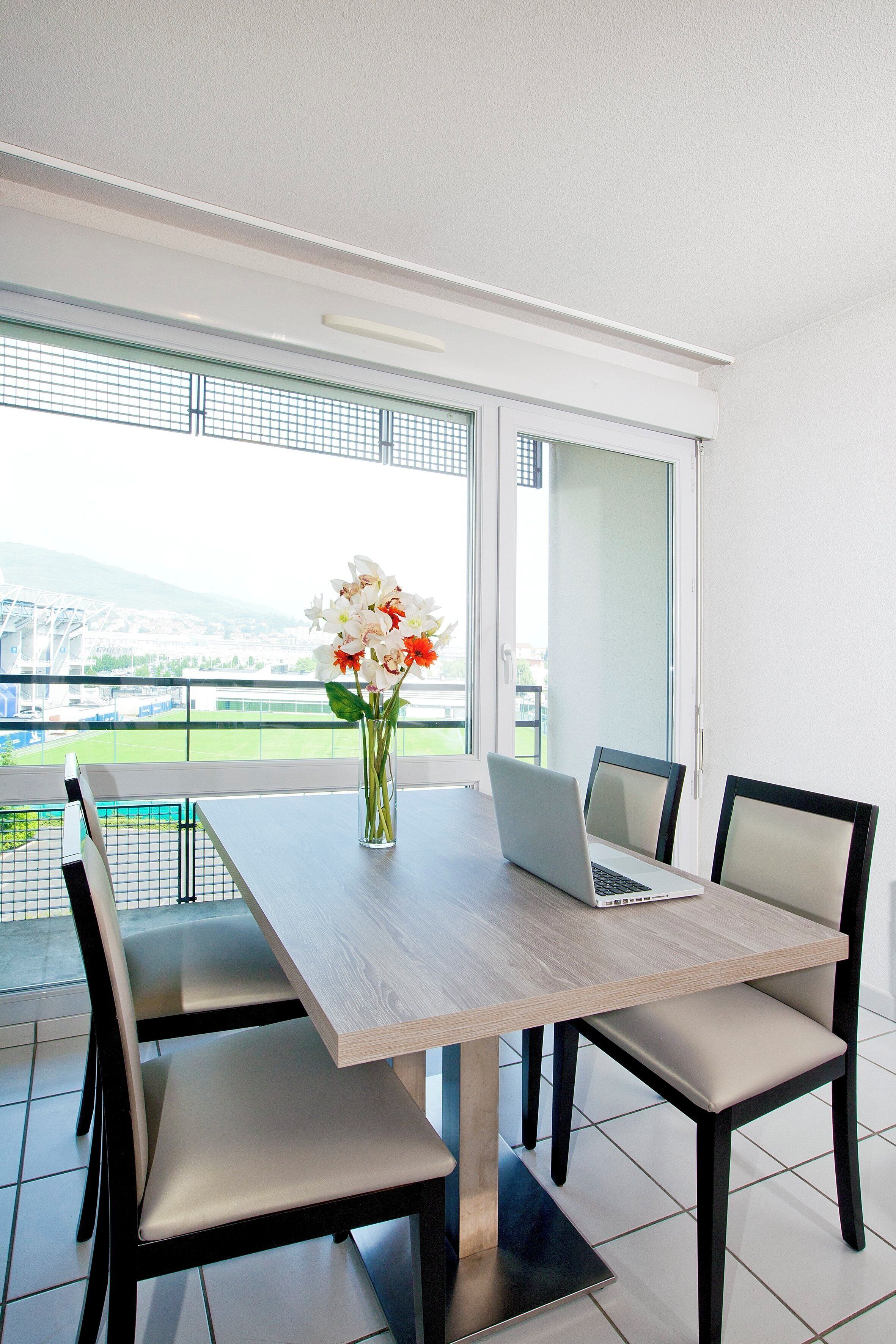 Standaard appartement, 1 slaapkamer | Een kluis op de kamer, een bureau, geluiddichte muren, gratis babybedden
