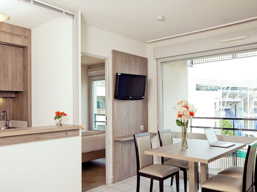 Caja de seguridad en la habitación y escritorio