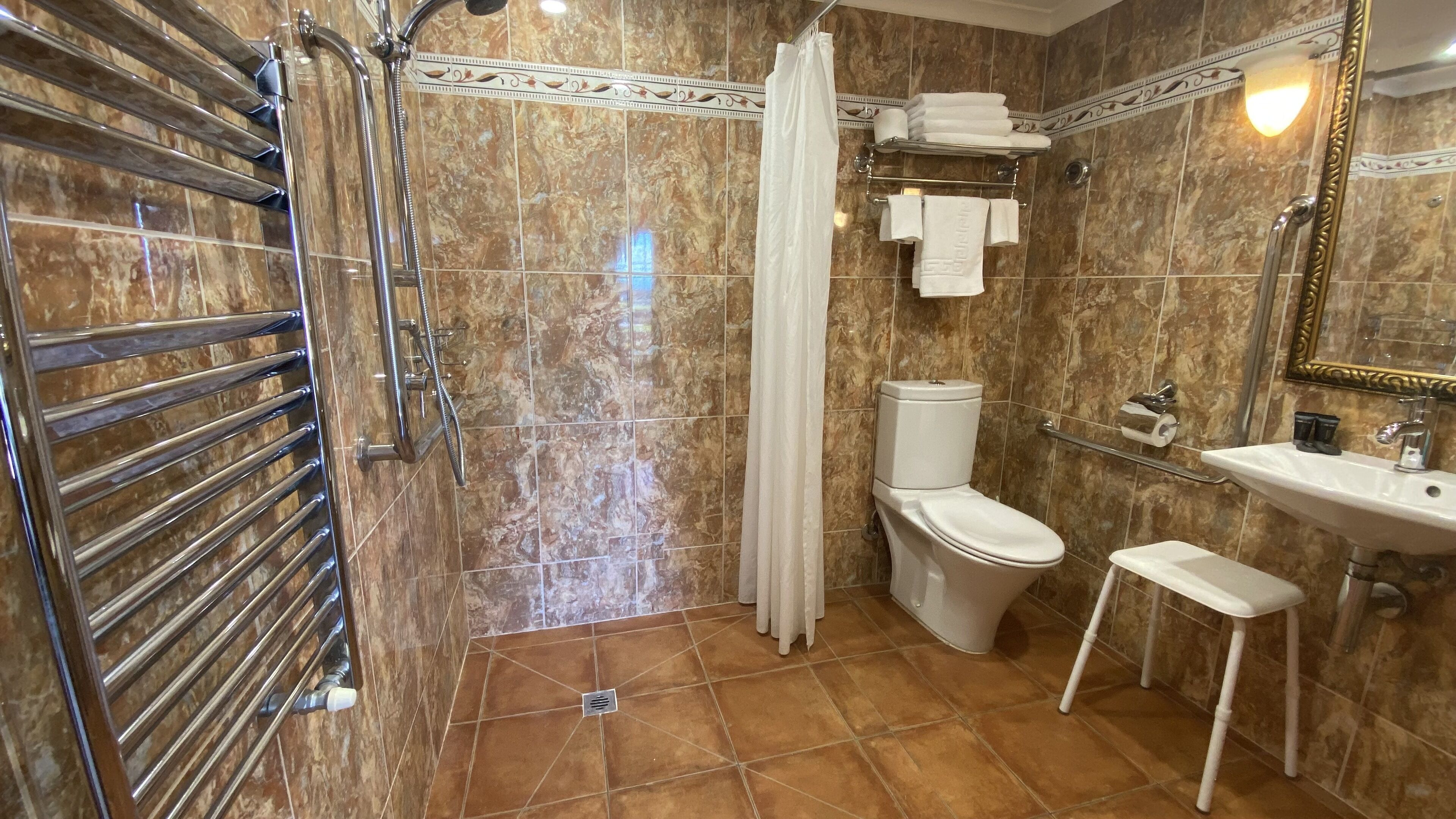 seaview king | bathroom | shower, hair dryer, towels