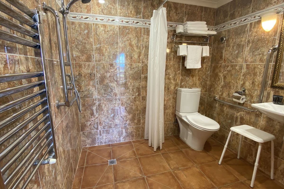 seaview king | bathroom | shower, hair dryer, towels