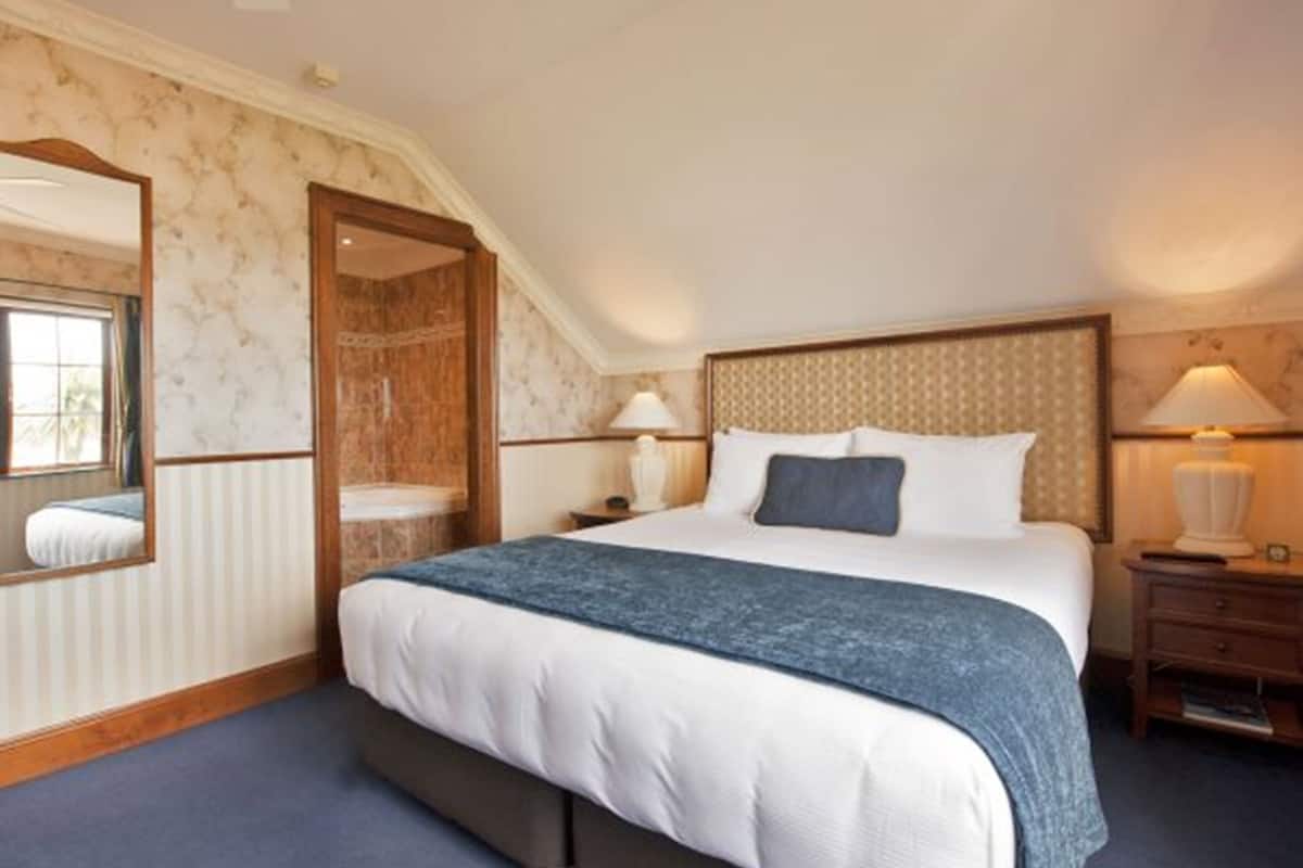 standard queen | 1 bedroom, individually decorated, individually furnished, desk