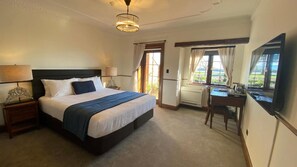 Departamento, vista al mar | Decoración personalizada, muebles diferentes y escritorio 