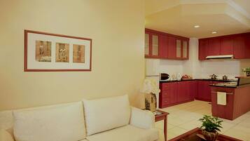 Executive Apartment, 2 Bedrooms | Private kitchen