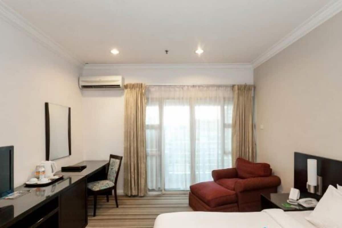 1 habitación, caja de seguridad en la habitación y escritorio