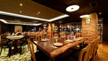 2 restaurants; breakfast, lunch and dinner served