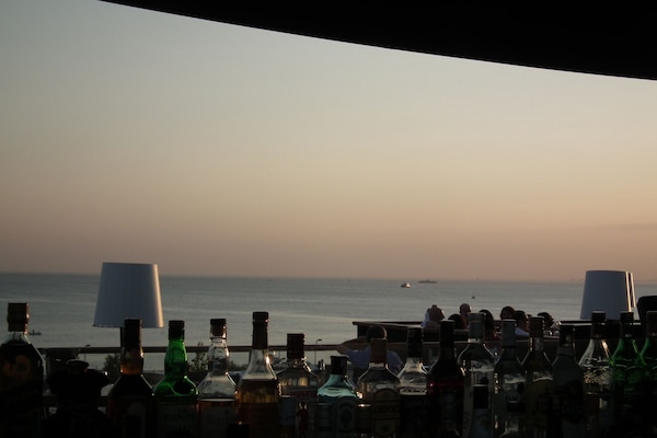 2 bars/lounges