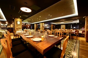 2 restaurantes; se sirve desayuno, almuerzo y cena