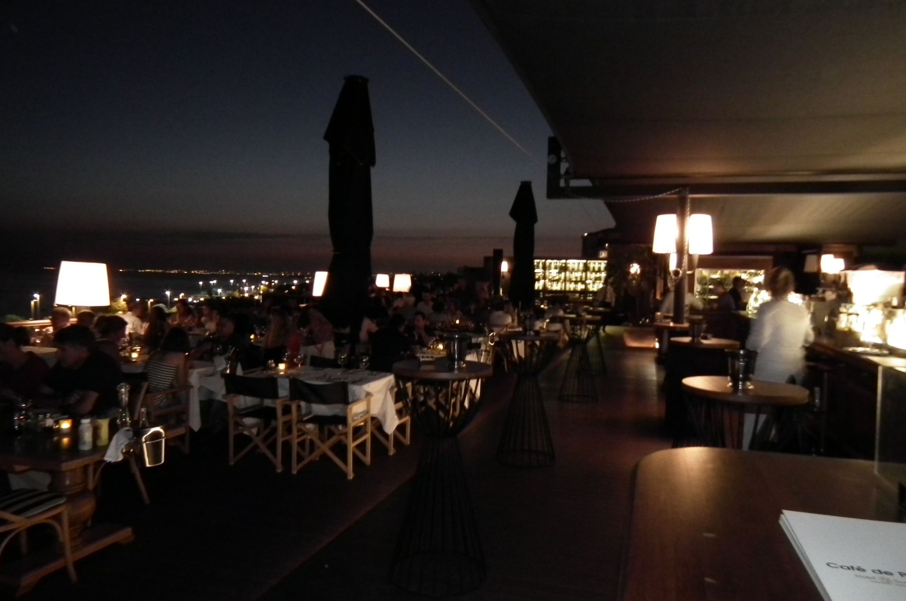 2 restaurantes; se sirve desayuno, almuerzo y cena; cocina francesa