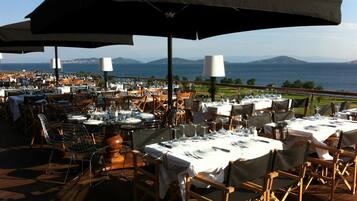 2 restaurants, breakfast, lunch, dinner served; French cuisine