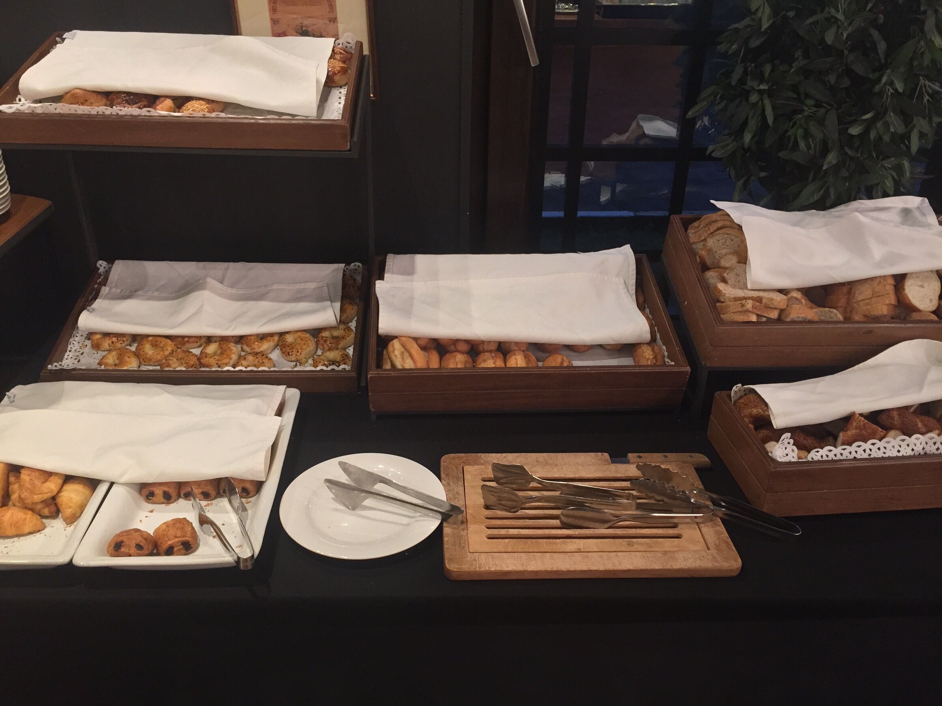 Een buffet met diverse gebakjes en bestek.