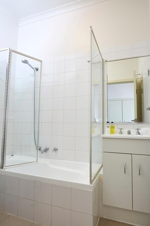 Dusche, kostenlose Toilettenartikel, Handtücher