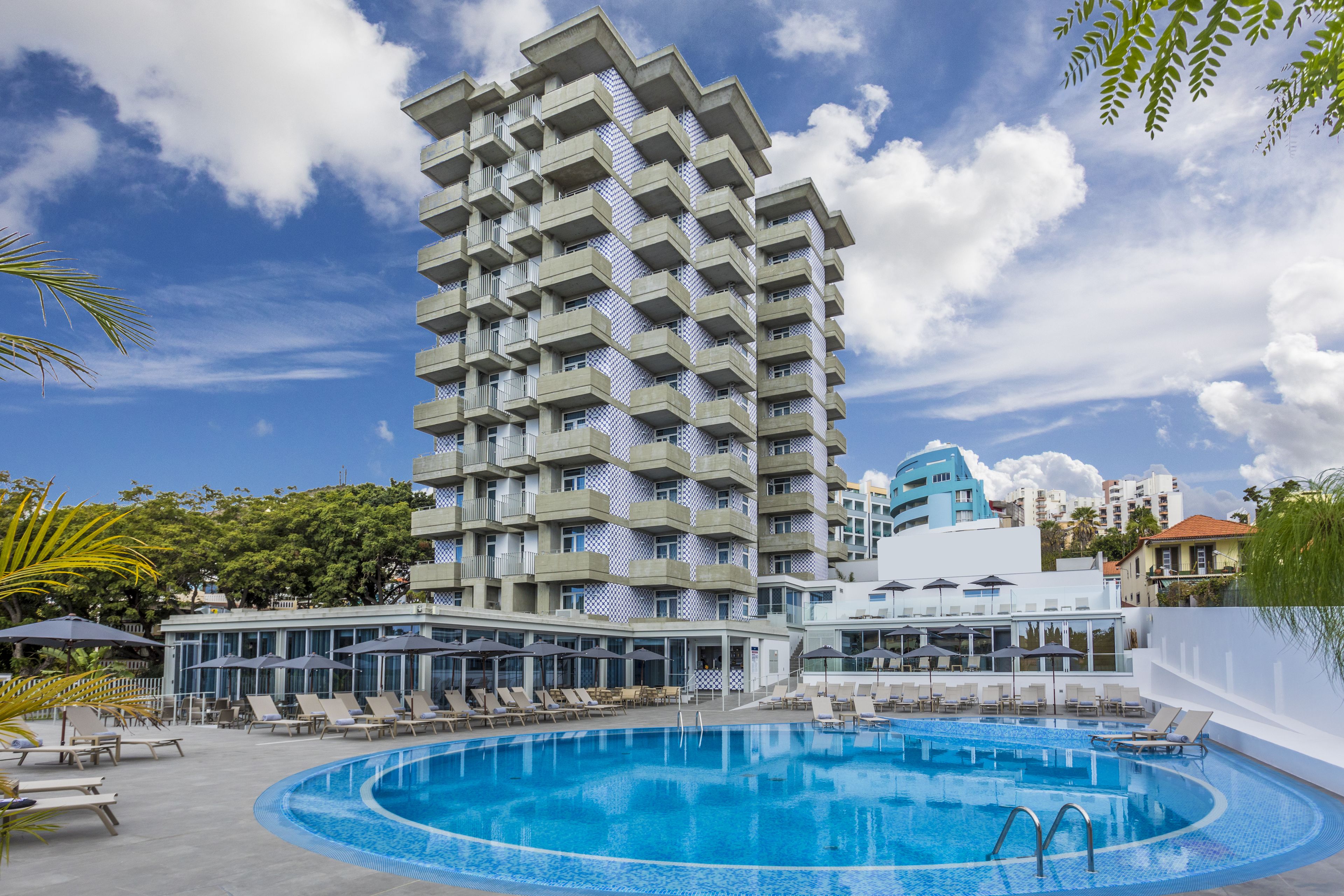 Outdoor pool, open 10 AM to 6:00 PM, pool umbrellas, pool loungers