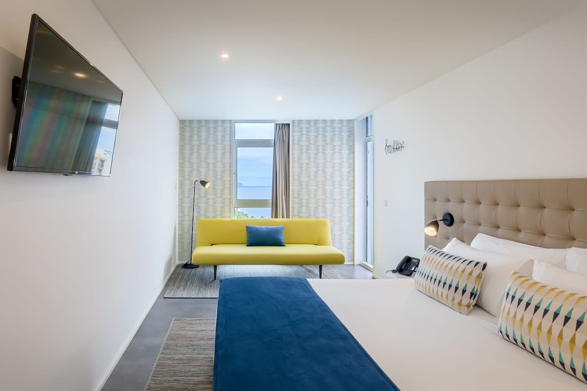 1 bedroom, hypo-allergenic bedding, minibar, in-room safe